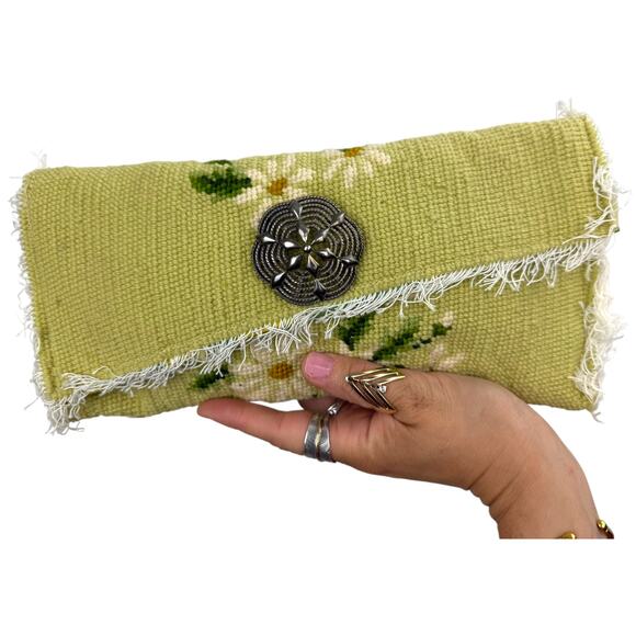 Vintage handmade upcycled designer green daisy woven clutch - Picture 6 of 6